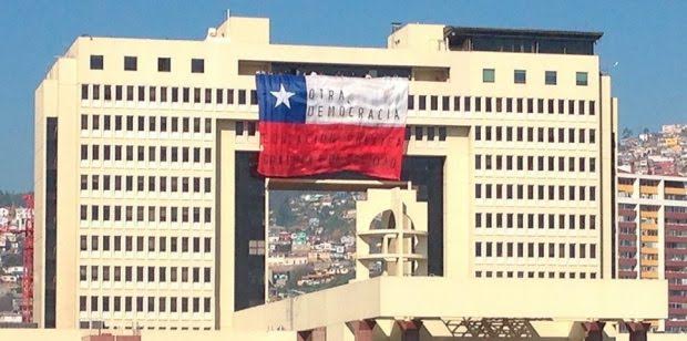 Estudiantes chilenos despliegan bandera en Congreso por enseñanza pública